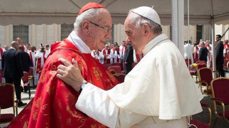 Le cardinal Hummes et le Pape François, place Saint-Pierre.
