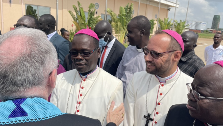 Ngoma za utamaduni kumkaribisha Katibu wa Vatican Juba Sudan Kusini