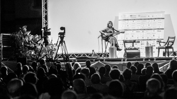 Breve concerto dell'attrice Violante Placido al Lecco Film Fest 2020. Foto di Karen Di Paola