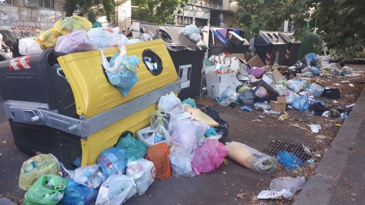 O retrato do lixo abandonado pelas ruas da capital italiana