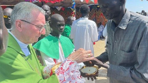 Parolin bei Vertriebenen im Südsudan: „Gott vergisst euch nicht“