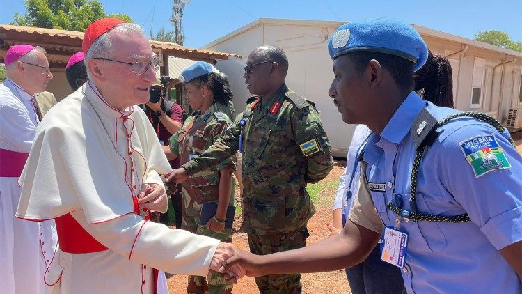 Le cardinal Pietro Parolin, secrétaire d'État du Saint-Siège, visite le camp de déplacés de Bentiu au Soudan du Sud.