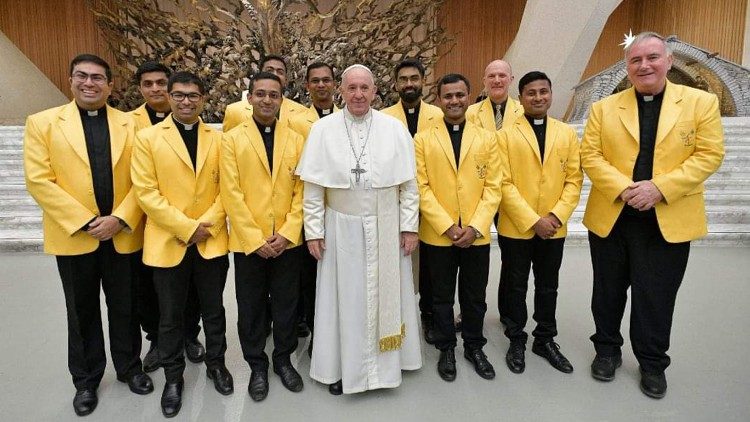 Papa Francesco con la squadra di cricket di Athletica Vaticana 