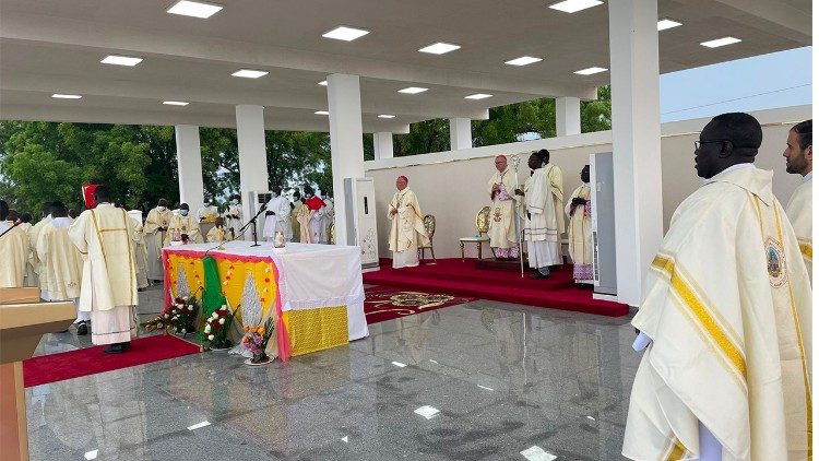 Il cardinale Parolin durante la Messa a Juba