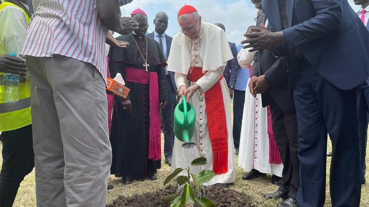 Kardinal Pietro Parolin, državni tajnik, med obiskom Južnega Sudana.
