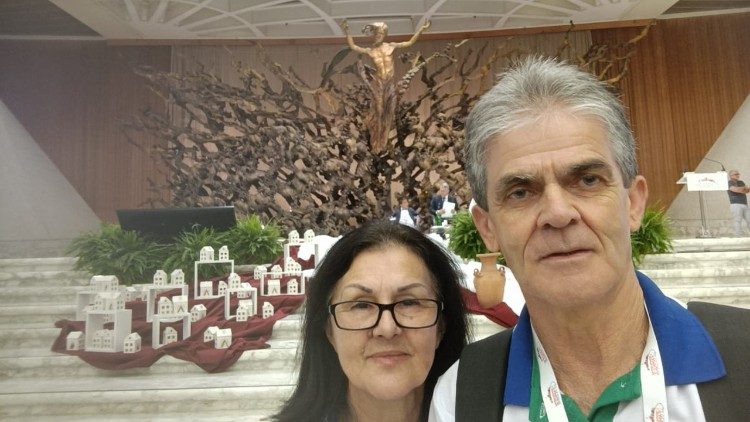  Casal Luiz Stolf e Kathia Stolf, coordenadores da Pastoral Familiar no Brasil, na Sala Paulo VI