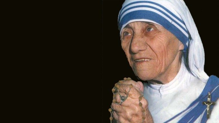  Santa Madre Teresa de Calcuta en oración 