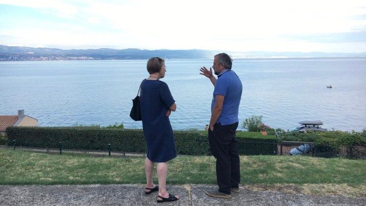 Due docenti degli Incontri Teologici del Mediterraneo, Heinbach-Steins e Cyril Hovorun, davanti al golfo di Rijeka 