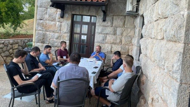Il workshop guidato dal teologo Cyril Hovorun (in fondo al centro, nella foto), con gli studenti di teologia agli Incontri Teologici dei Mediterraneo di Rijeka-Fiume