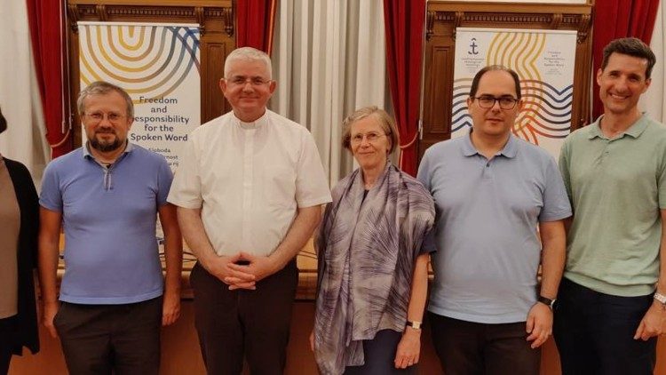 I teologi docenti negli Incontri Teologici del Mediterraneo di Rijeka, con l'arcivescovo coadiutore Mate Uzinic (il secondo da sinistra). Alla sua sinistra Marianne Heinbach-Steins