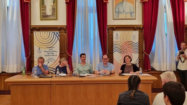 Il tavolo dei relatori all'incontro pubblico su "Libertà e responsabilità per la parola pronunciata" all'arcivescovato di Rijeka
