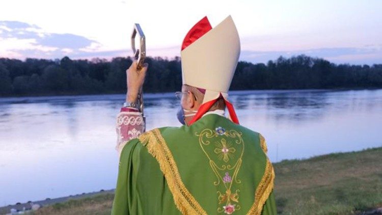 Bischof Solmi vor dem Po