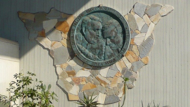 Un medaglione commemorativo con Falcone e Borsellino