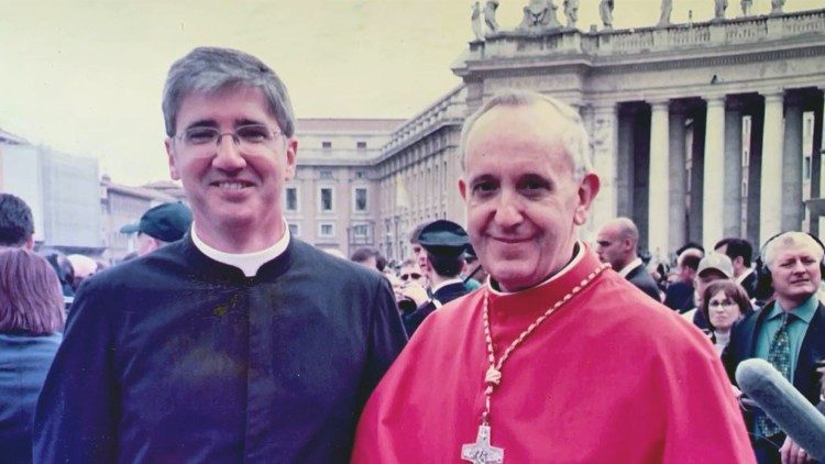 El P. Marcó con el Cardenal Bergoglio (foto gentileza del P. Marcó)