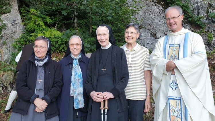 In der Mitte: die scheidende Eremitin Schwester Wilbirg Wakolbinger, rechts: Pfarrer Erwin Neumayer