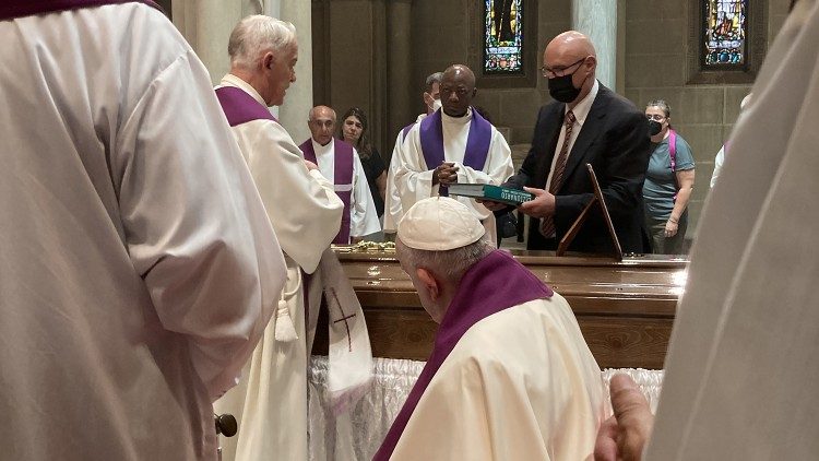 Papst Franziskus bei der Beerdigung seines Freundes und Mitbruders Diego Fares S. J.