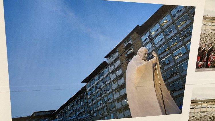 Záber zo stálej výstavy na pamiatku sv. Jána Pavla II. v nemocnici Gemelli