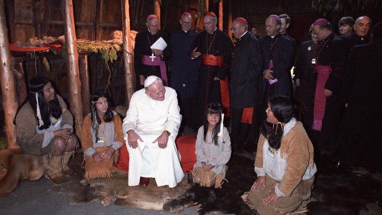 Papa Giovanni Paolo II incontra le popolazioni indigene in Canada, 1984