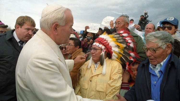 Ян Павел ІІ падчас сустрэчы з карэннымі народамі Канады ў 1987 годзе
