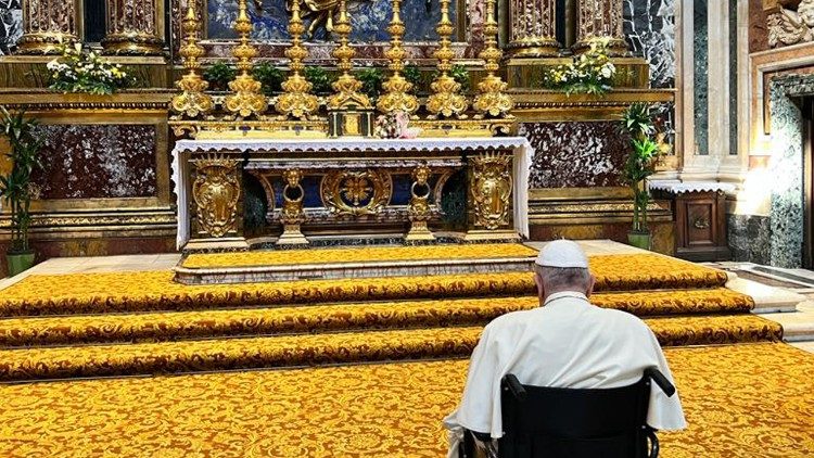 Papa Francesco in preghiera a Santa Maria Maggiore dinanzi all'icona della Salus Populi Romani