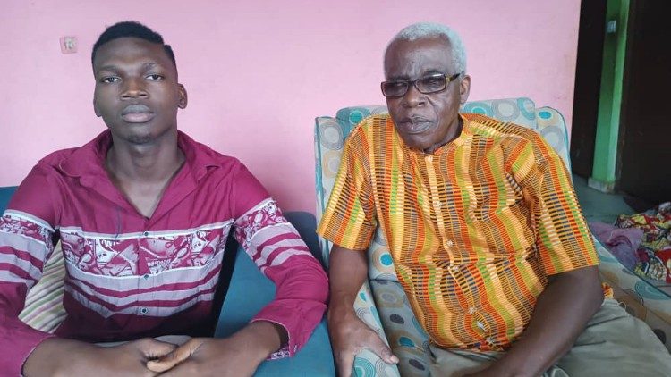 Emmanuel Gbakagnan et son grand-père Assème N’dah Anselme, en Côte d'Ivoire. 