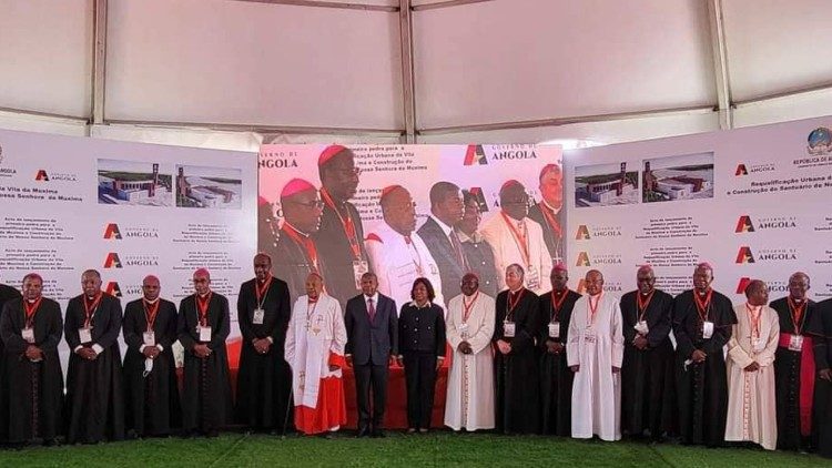 Presidente de Angola João Lourenço e Bispos da CEAST, no lançamento da 1a pedra da Basílica da Muxima