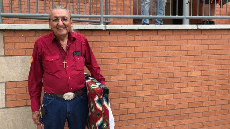 Der First-Nations-Ältere Ferner Marty vor der Sacred-Heart-Kirche in Edmonton