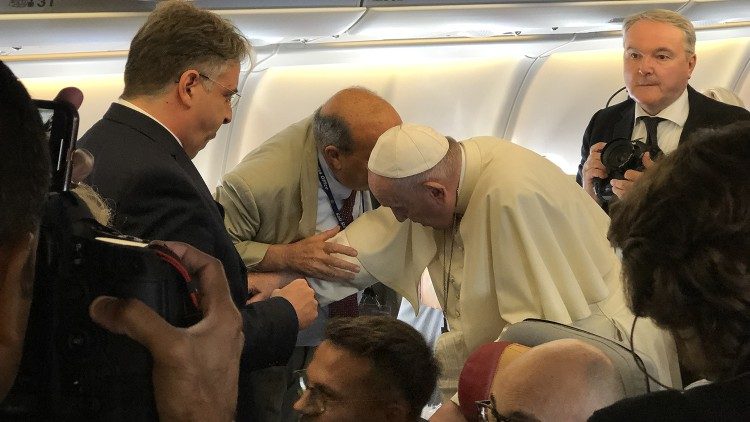 Il Papa si sofferma con i giornalisti durante il volo verso il Canada