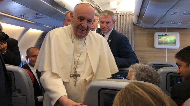 האפיפיור פרנציסקוס עם עיתונאים, במהלך הטיסה לקנדה