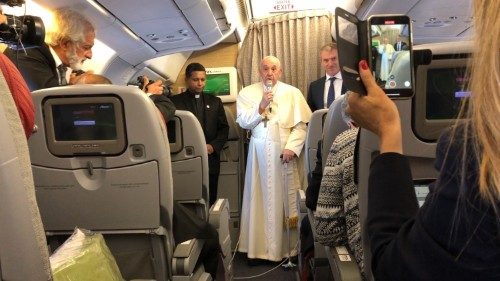 Angelus sul volo verso il Canada. Il Papa: un viaggio da fare con spirito penitenziale