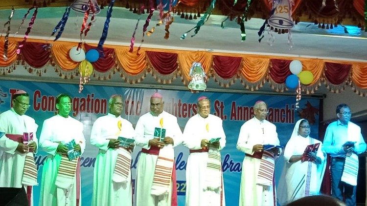 संत अन्ना की पुत्रियों के धर्मसंघ की स्थापना की 125वीं जयन्ती समारोह में बिझान के धर्माध्यक्ष