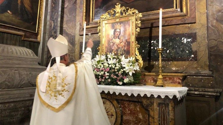 Monseñor Jesús Catalá bendice la imagen de Santa María de la Victoria