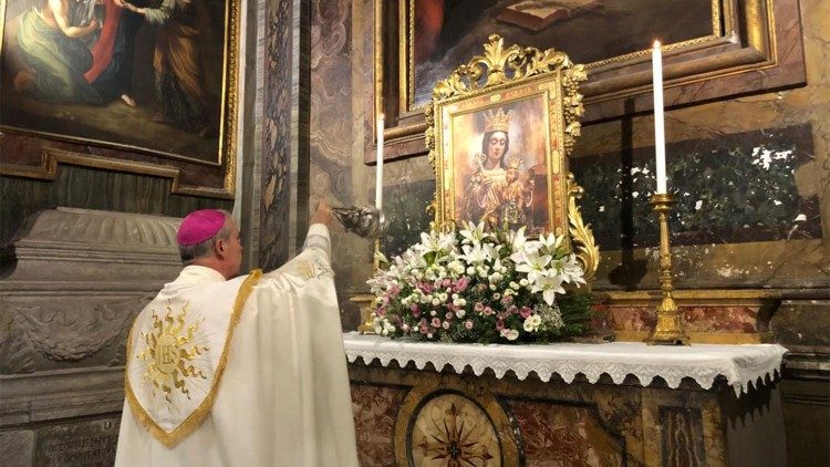 El Obispo de Málaga inciensa el icono de la Virgen