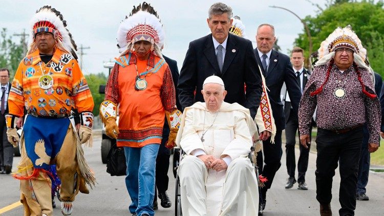 Papež na poti na pokopališče