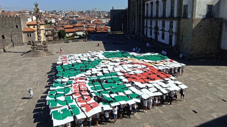 Dans le diocèse de Porto au Portugal, une foule de fidèles créant le logo des JMJ, en juillet 2022. 