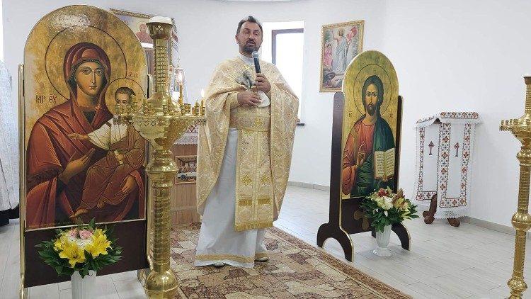 O sacerdote greco-católico durante uma celebração