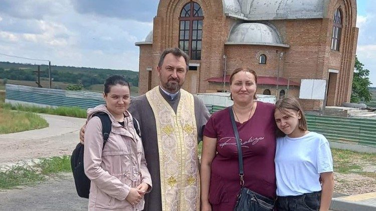 Padre Taras Pavlius com fiéis em Mykolaiv (Ucrânia)