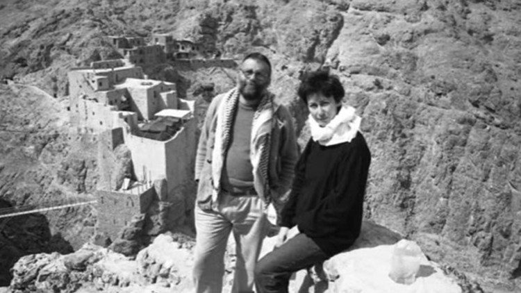 Padre Paolo Dall’Oglio e Francesca Peliti nel 2001, sullo sfondo il monastero di Dair Mar Musa. foto Ivo Saglietti