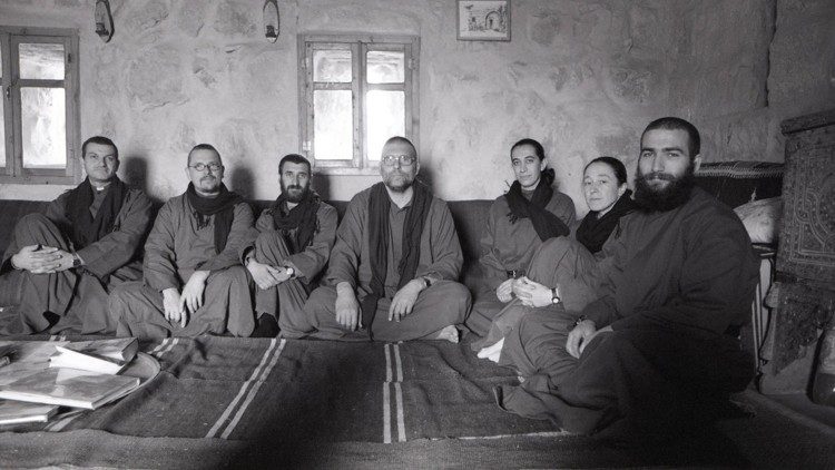 Padre dall'Oglio (al centro) con alcuni monaci della Comunità di Deir Mar Musa