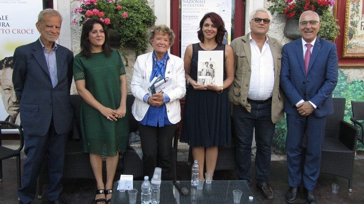 Luca Serianni (il primo da sinistra) con i premiati dell edizione 2018 del Premio Benedetto Croce. Al centro, la presidente della Giuria Dacia Maraini