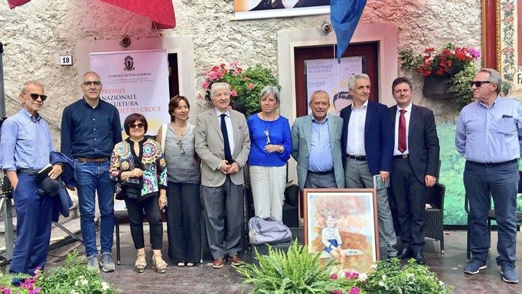 Il professor Serianni (il primo a sinistra) con i protagonisti del Premio alla memoria dell'edizione 2019. Il quarto das destra è l'organizzatore del Premio Pasquale D'Alberto 