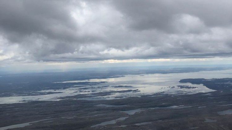 Vue aérienne sur Iqaluit, capitale du Nunavut, au Canada. 