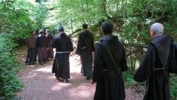 perdono-Assisi-2022-porziuncola-santa-maria-angeli-francescani-gruppo-cammina.jpeg