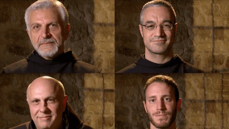 Volti di frati che accolgono e confessano i pellegrini alla Porziuncola di Assisi