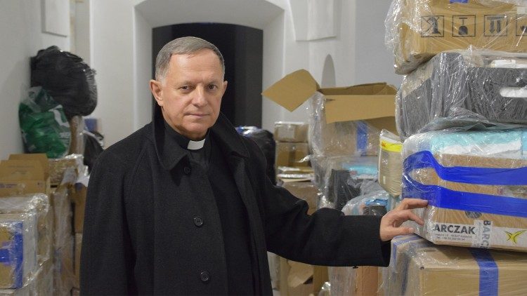 Monseñor Mokrzycki recibe ayuda humanitaria para Ucrania, foto de archivo