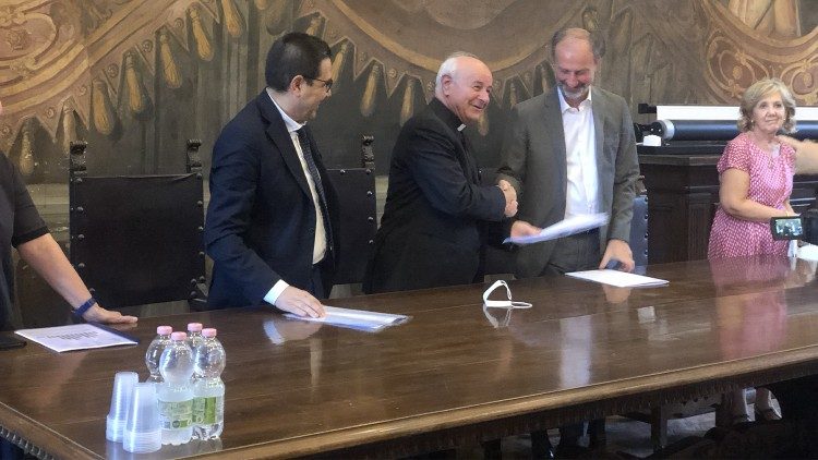 Monsignor Vincenzo Paglia, presidente della Pontificia Accademia per la Vita, alla firma del protocollo d'intesa tra Comunità Sant'Egidio e Asl Roma 1