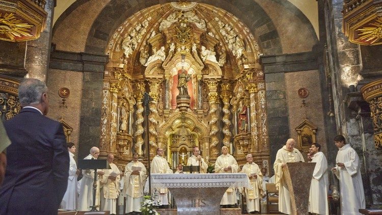Un momento de la Santa Misa en la Basílica de Loyola
