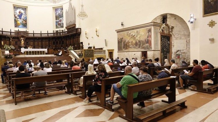 Nella basilica di Santa Maria degli Angeli, immagine del triduo di preparazione al Perdono di Assisio 2022