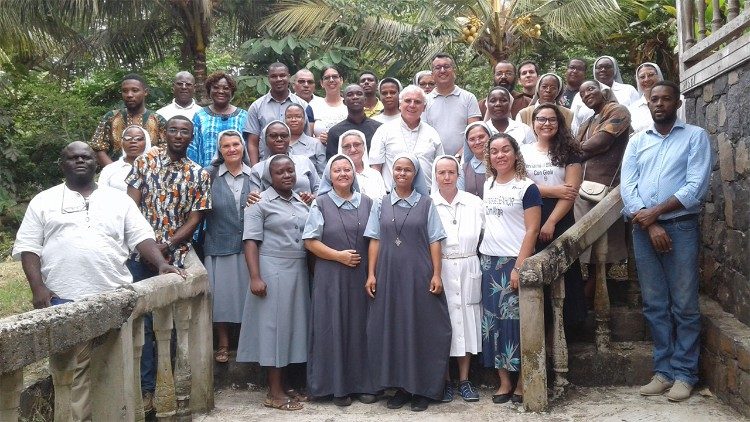 Dom Manuel António Mendes dos Santos com alguns Missionários da diocese de São Tomé