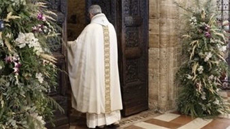 El ministro general de los Frailes Menores, padre Massimo Fusarelli abre la puerta de lal Porciúncula y el Perdón de Asís